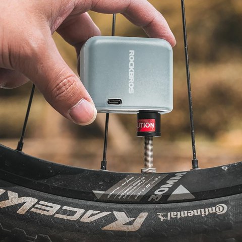 MINI Pompka rowerowa elektryczna USB Schrader Presta 6.9bar 100PSI - czarna MINI Pompka rowerowa elektryczna USB Schrader Presta 6.9bar 100PSI - czarna