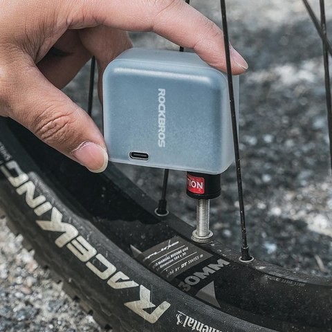 MINI Pompka rowerowa elektryczna USB Schrader Presta 6.9bar 100PSI - czarna MINI Pompka rowerowa elektryczna USB Schrader Presta 6.9bar 100PSI - czarna
