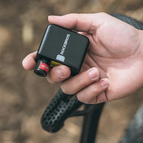MINI Pompka rowerowa elektryczna USB Schrader Presta 6.9bar 100PSI - czarna MINI Pompka rowerowa elektryczna USB Schrader Presta 6.9bar 100PSI - czarna