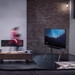 Stojak One For All WM7481 FALCON dla TV 32-70'' z drewnianymi nóżkami + soundbar